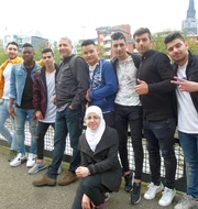 Gruppenfoto von der Klassenfahrt nach Hamburg. - Leopold-Ullstein-Schule