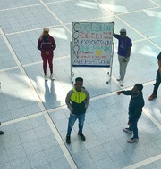 Eine Willkommensklasse präsentiert stolz ihr Plakat zur Corona-Pandemie. - Leopold-Ullstein-Schule