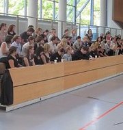Aufmerksames Publikum auf der Tribüne - Leopold-Ullstein-Schule