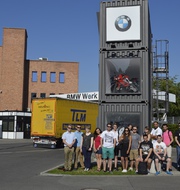Vor dem Tor 1 von BMW in Berlin-Spandau - Leopold-Ullstein-Schule