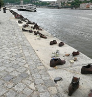 Das Mahnmal <b>Schuhe am Ufer</b> der Donau. - Leopold-Ullstein-Schule