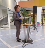 Andreas Gebhard bei seinem Vortrag <i>Die Digitalisierung der Gesellschaft</i>. - Leopold-Ullstein-Schule