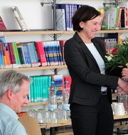 Schulrätin Frau Rast übergibt Blumen an die Schulleiterin Frau Kirchner. - Leopold-Ullstein-Schule