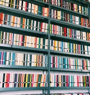 Beeindruckende Bücherwand im Suhrkamp Verlag. - Leopold-Ullstein-Schule